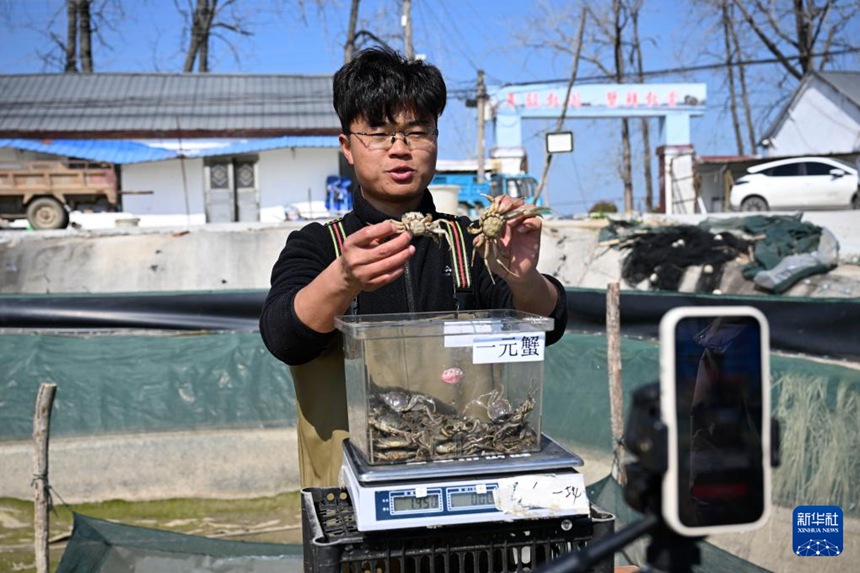 게 양식 기지에서 주차이성이 게를 판매하는 라이브 방송을 진행하고 있다. [3월 13일 촬영/사진 출처: 신화사] 