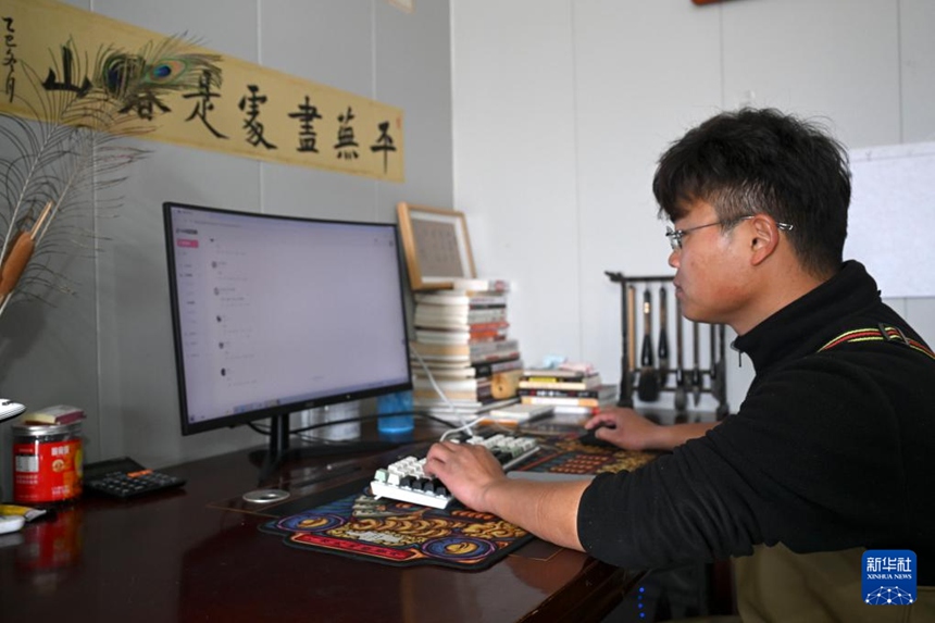 게 양식 기지에서 주차이성이 숏폼 플랫폼을 통해 네티즌과 소통하고 있다. [3월 13일 촬영/사진 출처: 신화사]