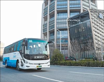 통근 버스가 슝안신구 중화(中化)빌딩 정류장을 출발하고 있다. [사진 출처: 인민망]