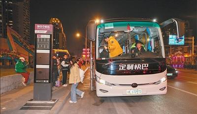 통근 버스가 베이징 지하철 차오차오(草桥) 역에 도착하고 있다. [사진 출처: 인민일보]