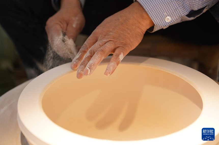 루젠더 씨가 ‘이배’ 과정 작업 중이다. [3월 10일 촬영/사진 출처: 신화사]