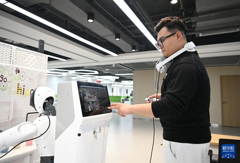 관계자가 로봇 훈련 데이터를 수집하고 있다. [3월 17일 촬영/사진 출처: 신화사]