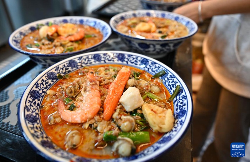 원창시 푸첸진의 한 짜오포추 음식점에서 판매하는 짜오포추 쌀국수 [1월 29일 촬영/사진 출처: 신화사]