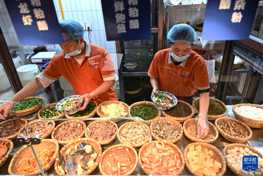 원창시 푸첸진의 한 짜오포추 음식점 직원들이 짜오포추 쌀국수를 만들고 있다. [1월 29일 촬영/사진 출처: 신화사]