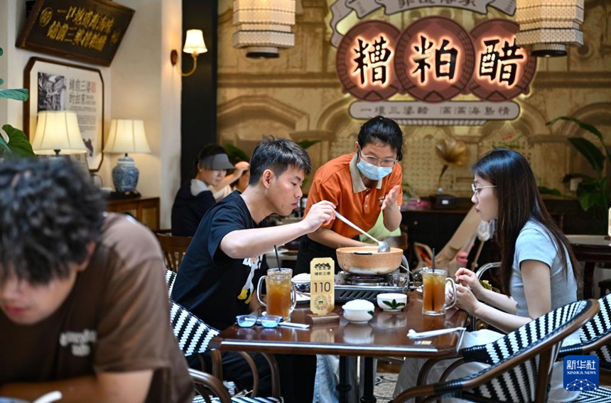 원창시 푸첸진의 한 짜오포추 음식점에서 관광객들이 짜오포추 훠궈(火鍋: 중국식 샤브샤브)를 맛보고 있다. [1월 29일 촬영/사진 출처: 신화사]