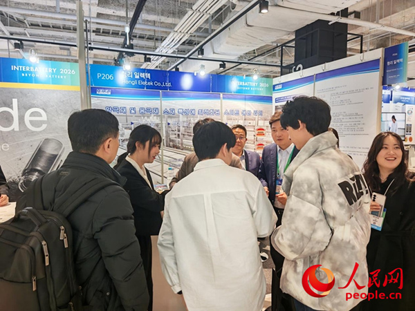 바이어들이 허페이헝리장비유한공사 전시 부스 앞에서 상담을 진행하고 있다. [3월 12일 촬영/사진 출처: 인민망]