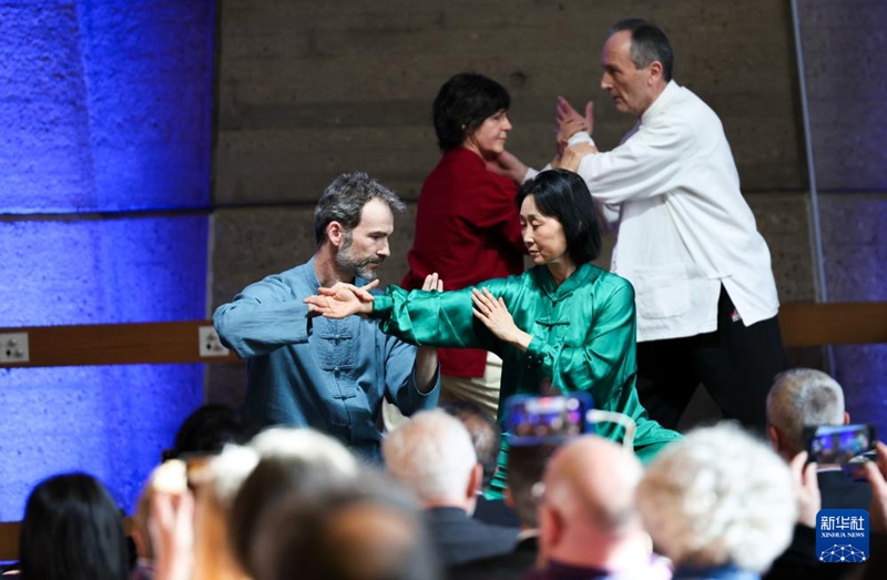 태극권 수련자들이 행사에서 태극권을 시연하고 있다. [3월 18일 촬영/사진 출처: 신화사]