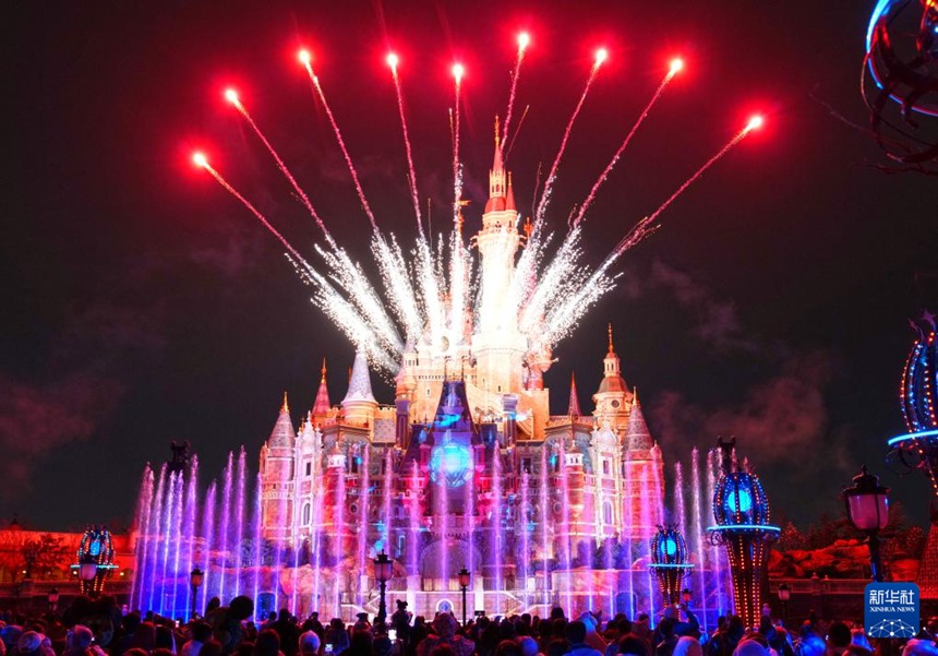 상하이 디즈니랜드의 불꽃놀이 공연 [3월 20일 촬영/사진 출처: 신화사]
