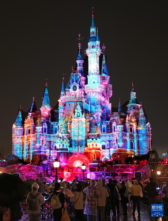 상하이 디즈니랜드에서 관광객들이 야간 공연을 감상하고 있다. [3월 20일 촬영/사진 출처: 신화사]