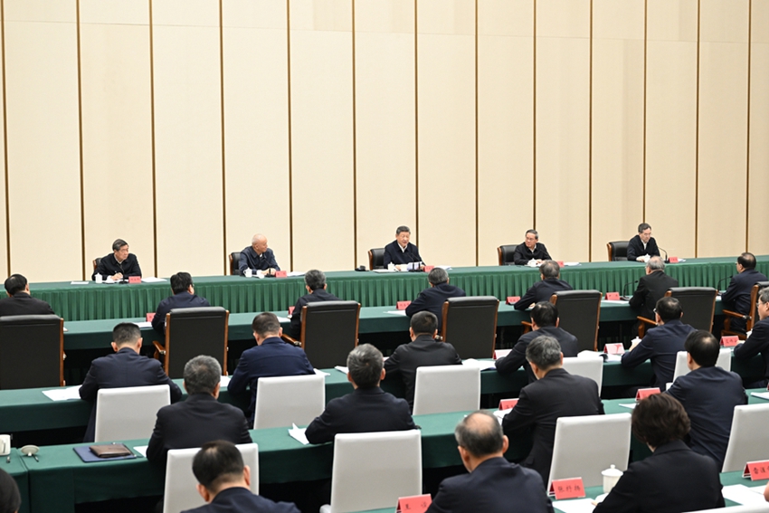 23일 오전, 시진핑 주석이 슝안신구의 고품질 건설과 발전을 심화 추진하기 위한 좌담회를 주재하고 중요 연설을 하고 있다. 