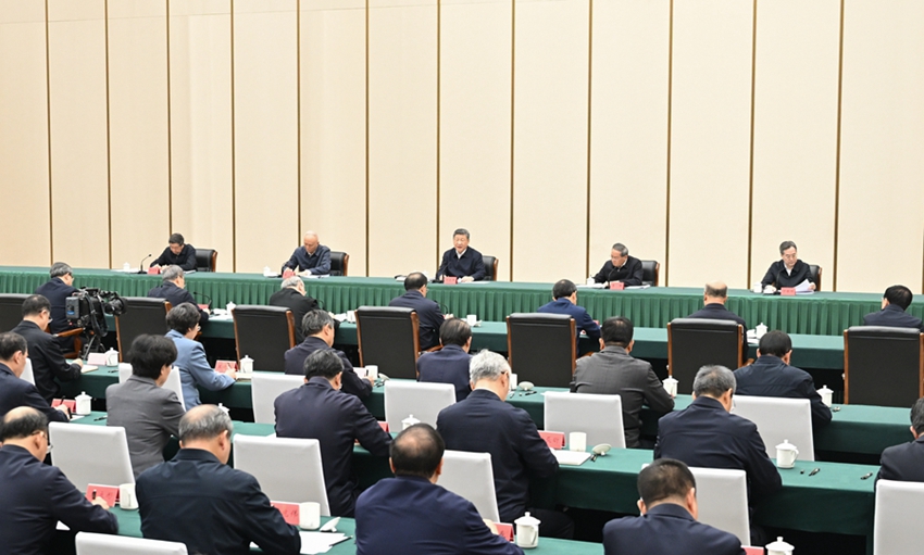 23일 오전, 시진핑 주석이 슝안신구의 고품질 건설과 발전을 심화 추진하기 위한 좌담회를 주재하고 중요 연설을 하고 있다. 