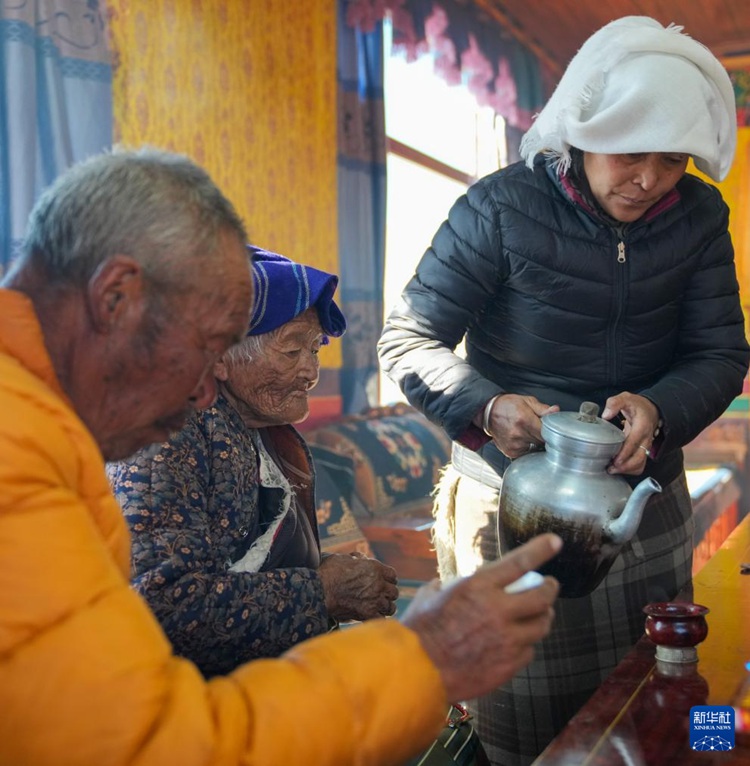 95세 언니 궁줴취전이 큰아들 및 며느리와 함께 집에서 쑤유차를 마시고 있다. [3월 6일 촬영/사진 출처: 신화사]