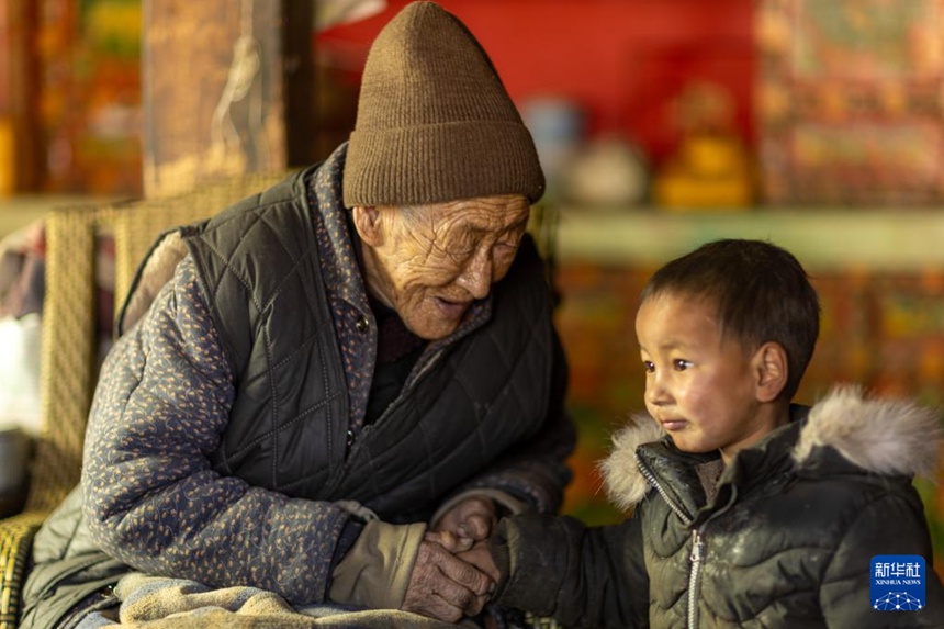 92세 여동생 츠줘라무가 집에서 손주와 다정한 시간을 보내고 있다. [3월 6일 촬영/사진 출처: 신화사]