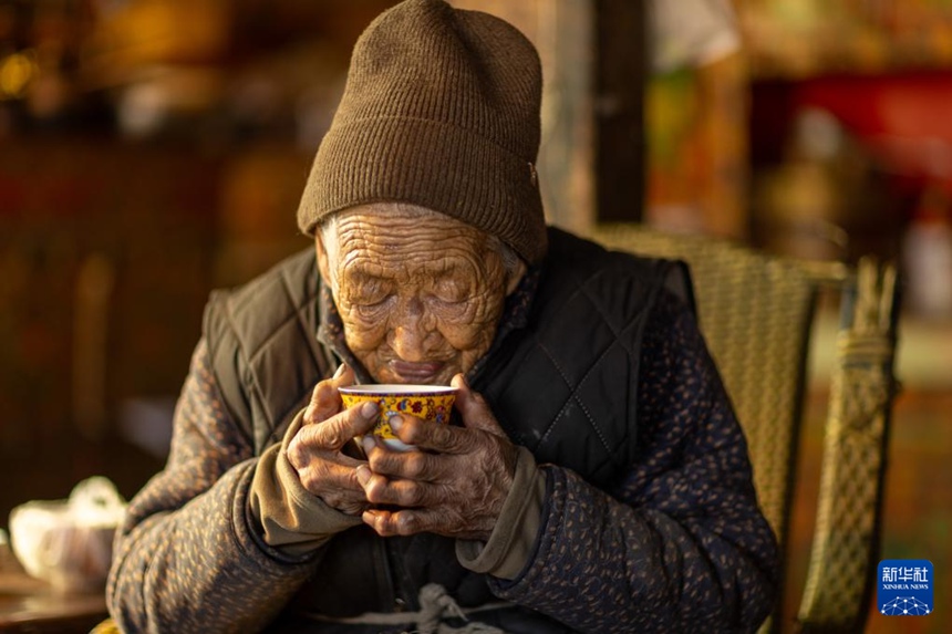 92세 여동생 츠줘라무가 집에서 쑤유차(酥油茶)를 마시고 있다. [3월 6일 촬영/사진 출처: 신화사]