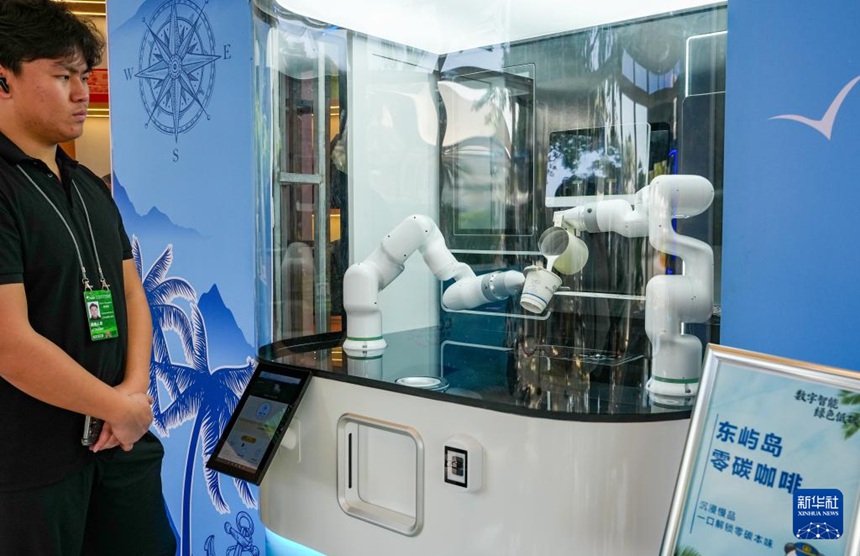 둥위섬의 탄소제로 스마트 하우스에서 로봇 팔이 방문객을 위해 커피를 제조하고 있다. [3월 24일 촬영/사진 출처: 신화사]