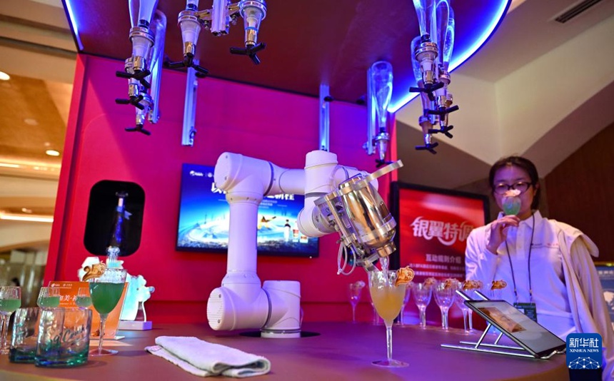 호텔에서 칵테일을 제조하는 바텐더 로봇 [3월 25일 촬영/사진 출처: 신화사]