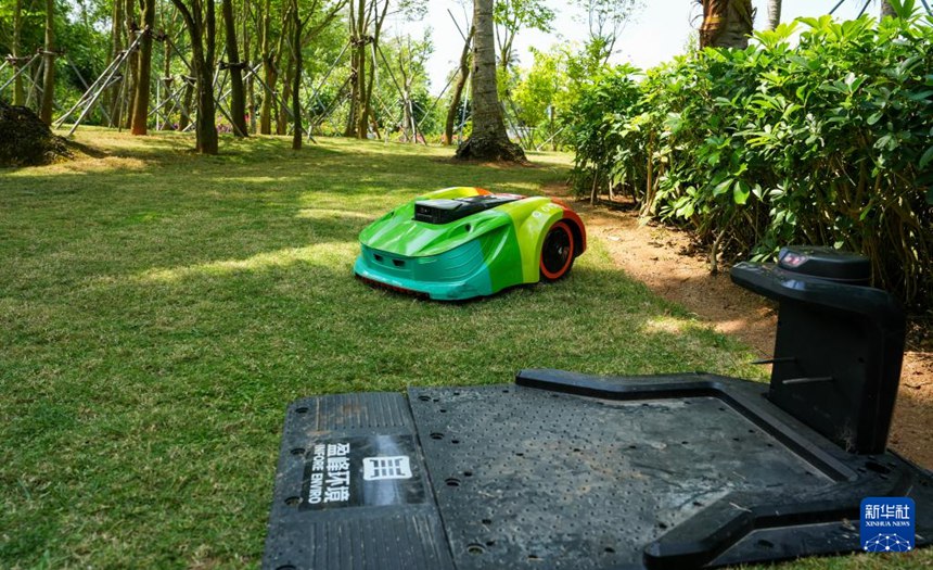 중국(하이난) 남중국해 박물관 주변 잔디밭에서 작업 중인 스마트 잔디 깎이 로봇 [3월 25일 촬영/사진 출처: 신화사] 