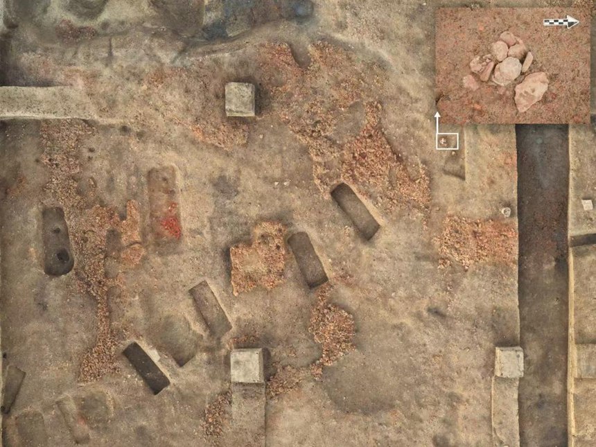 도심 유적지 서남부 약 200m² 면적의 마자방 문화 민가 유적지, 주변에서 쌓여 있는 석방륜 재료가 출토되었다. [사진 제공: 장쑤성 문물고고연구원]