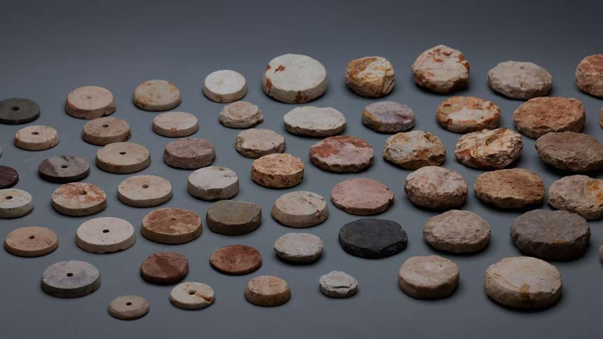 더우산 유적지에서 출토된 석방륜 재료, 반제품과 완제품 [사진 제공: 장쑤성 문물고고연구원]