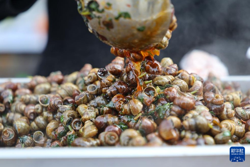 화이안시 훙쩌구 장바진 우렁이 미식 관광 시즌 장터에서 직원이 우렁이를 판매하고 있다. [3월 21일 촬영/사진 촬영: 인차오(殷潮)]