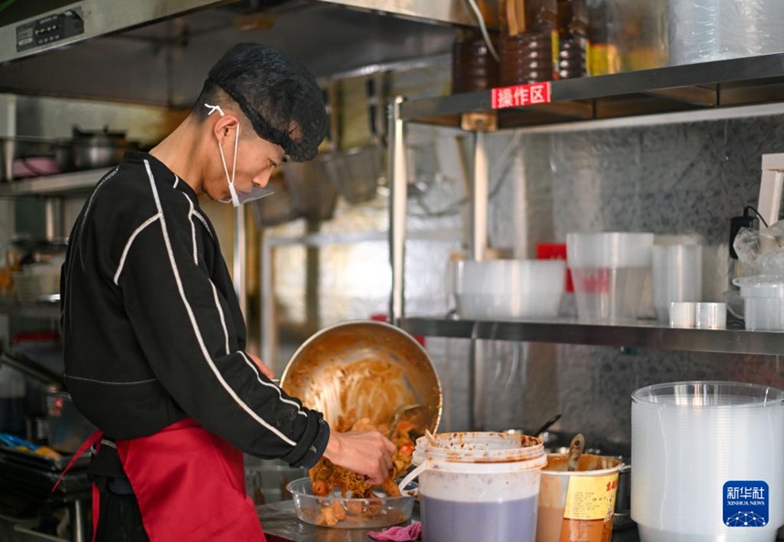 자오레이가 가게 작업대에서 마라반을 만들고 있다. [3월 3일 촬영/사진 출처: 신화사]