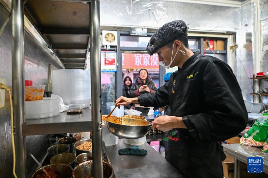 자오레이가 가게 작업대에서 마라반을 만들고 있다. [3월 3일 촬영/사진 출처: 신화사]