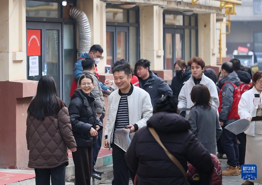 톈진시 우칭구 자오레이 가게 앞에 줄 선 손님이 자기 차례가 되자 활짝 웃고 있다. [3월 3일 촬영/사진 출처: 신화사]
