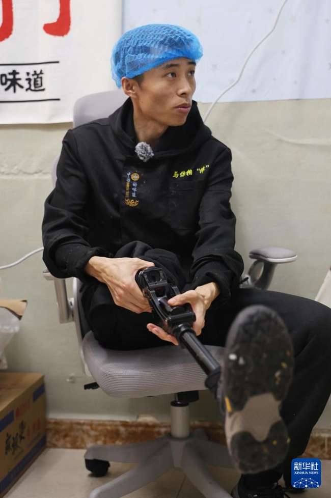 자오레이가 인터뷰에서 자신이 착용한 의족에 대해 설명하고 있다. [3월 17일 촬영/사진 출처: 신화사]