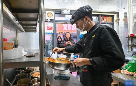 中 톈진시 마라반 가게, 온정에 주문 쇄도…손님 발길 이어져