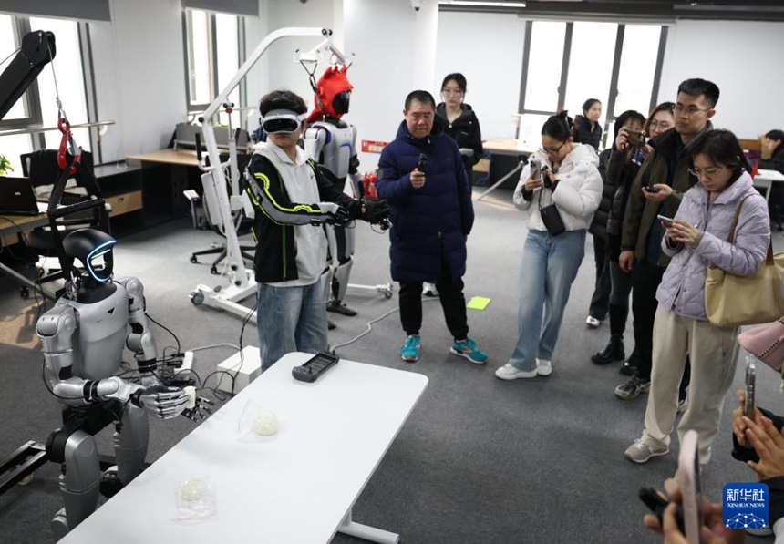 베이징시 스징산구 구신지능 촉각 및 멀티 모달리티 감지 데이터 훈련 혁신센터에서 직원이 로봇을 훈련시키고 있다. [3월 17일 촬영/사진 출처: 신화사]