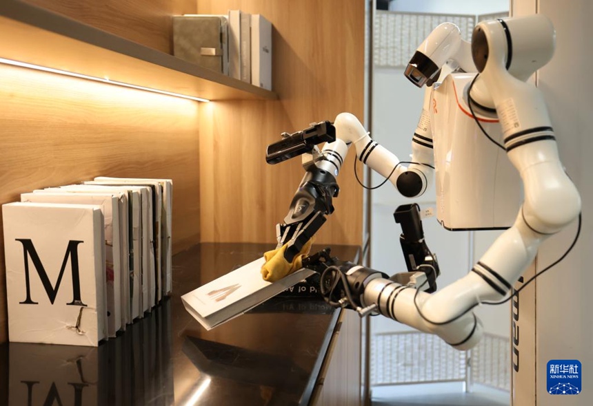 한 로봇이 ‘가정 생활’ 시뮬레이션 시나리오에서 작업을 수행하고 있다. [3월 25일 촬영/사진 출처: 신화사]