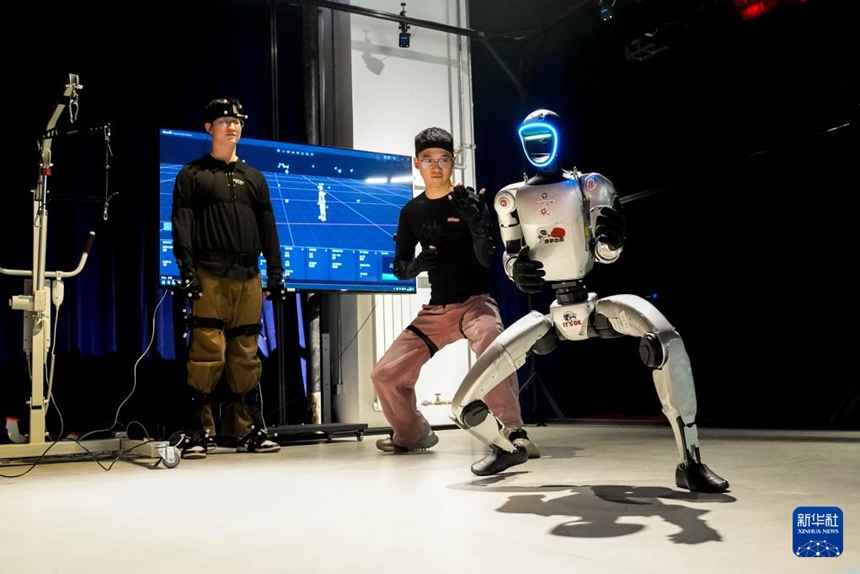 베이징 국제 SF 및 미래산업 박람회에서 노이톰(Noitom) 로보틱스 직원이 모션 캡처 기술로 제어되는 협동 로봇을 시연하고 있다. [3월 26일 촬영/사진 출처: 신화사]