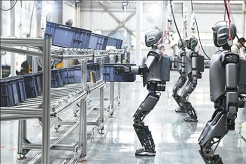 광시(廣西) 류저우(柳州)시 상용차 스마트 제조공장에서 공업 휴머노이드 로봇이 실제 운반 훈련 중이다. [사진 출처: 인민시각(人民視覺)/촬영: 리한츠(黎寒池)]