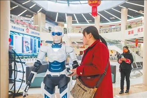 안후이(安徽) 우후(蕪湖)시 판창(繁昌)구 정부서비스센터에서 인공지능 로봇 ‘모인’(墨茵)이 사람들의 문의를 돕는다. [사진 출처: 영상중국/촬영: 샤오번샹(肖本祥)]