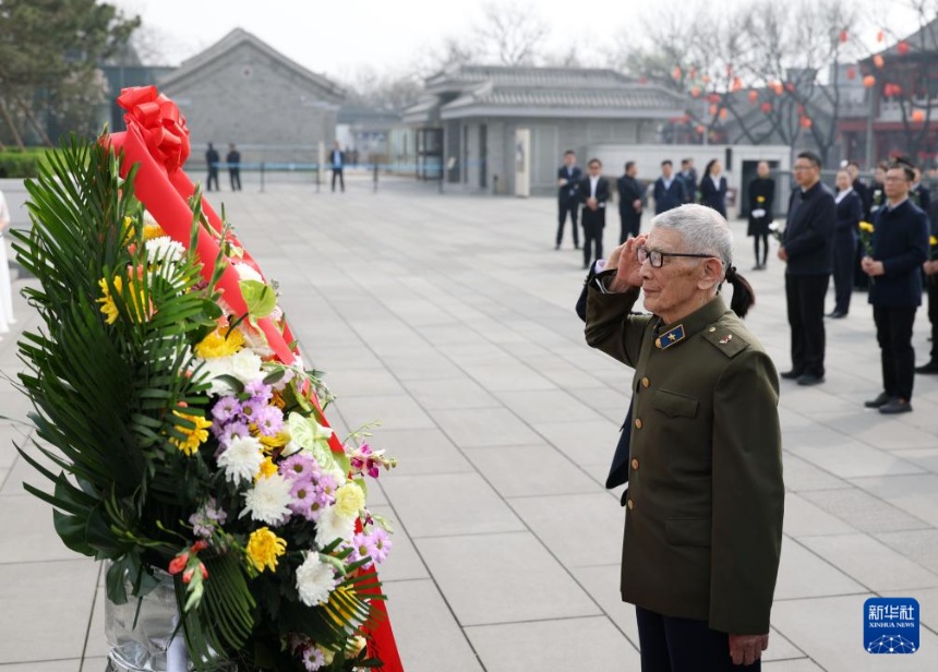 ‘가슴에 새기다’ 주제 교육행사 개막식이 중국인민항일전쟁 기념관에서 열리고 있다. 항일전쟁 참전 노병 대표가 항일 영웅에게 경례를 올리고 있다. [4월 3일 촬영/사진 출처: 신화사]