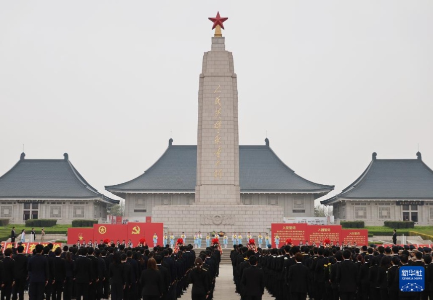 톈진시 청소년 ‘칭밍제 선렬 추모’ 주제 행사가 톈진시 열사릉원에서 열리고 있다. [4월 3일 촬영/사진 출처: 신화사]