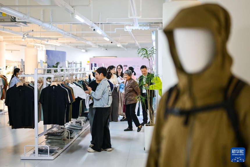 타이저우시 싼먼현의 한 기업 전시관에서 고객들이 의류를 고르고 있다. [4월 10일 촬영/사진 출처: 신화사]