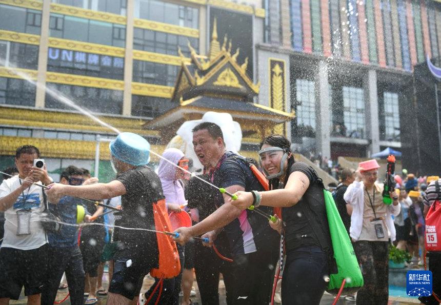 사람들이 포수이제 행사에 참여하고 있다. [4월 15일 촬영/사진 출처: 신화사]