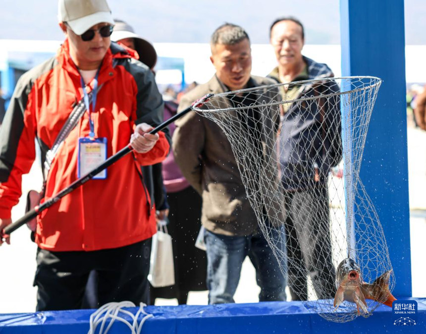 행사 현장에서 직원이 활어를 판매하고 있다. [4월 18일 촬영/사진 출처: 신화사]