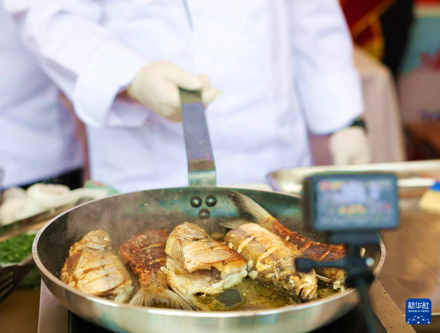 행사 현장에서 셰프가 카이장위를 요리하고 있다. [4월 18일 촬영/사진 출처: 신화사]