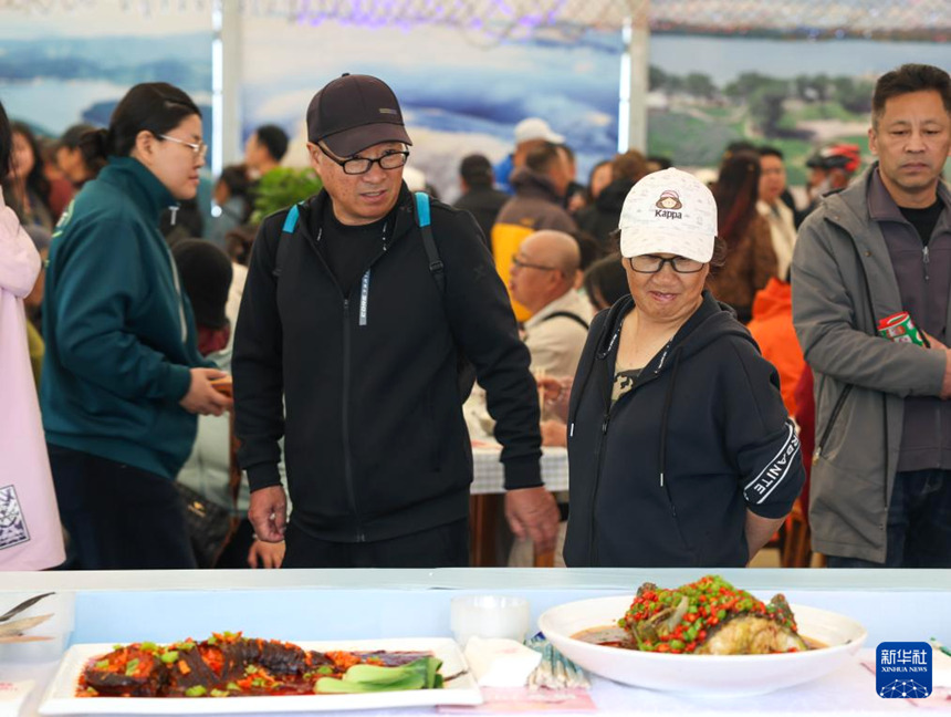 행사 현장에서 시민들이 카이장위 요리 과정을 지켜보고 있다. [4월 18일 촬영/사진 출처: 신화사]