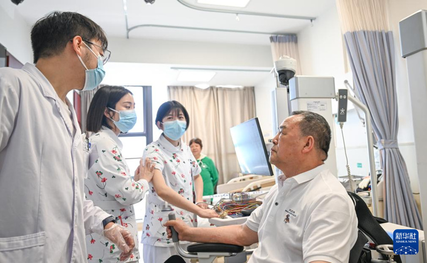 의료진이 치료 전 리칭둥의 상태에 대해 상담하고 있다. [4월 10일 촬영/사진 출처: 신화사]