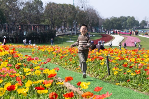 어린이가 우한(武漢)시 화보후이(花博匯)관광지에서 꽃도 구경하며 즐겁게 논다. [사진 출처: 신화사]