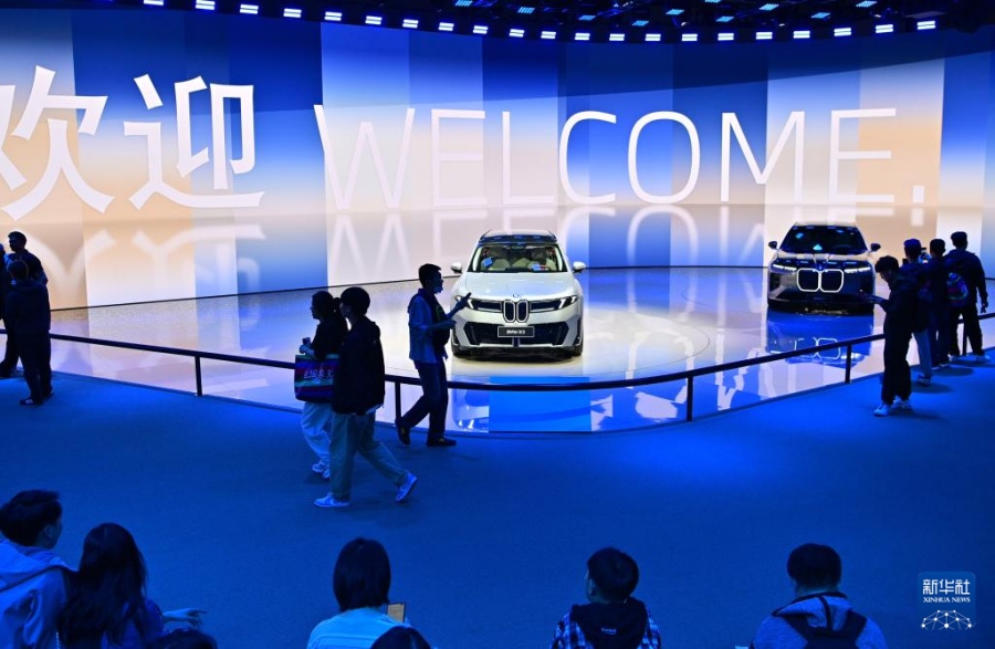 5월 2일, 관람객들이 베이징 모터쇼에서 BMW iX3 모델을 살펴보고 있다.