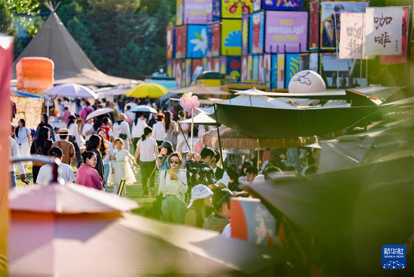 지난 4일 ‘2026 인촨 커피 뮤직 카니발’ 현장을 찾은 방문객들이 여유를 즐기고 있다. [사진 출처: 신화사]