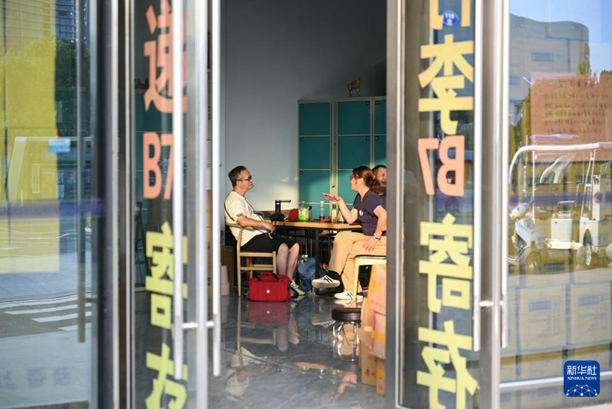 랴오샤오후이 씨가 타이완 동포와 담소를 나누고 있다. [5월 7일 촬영/사진 출처: 신화사]