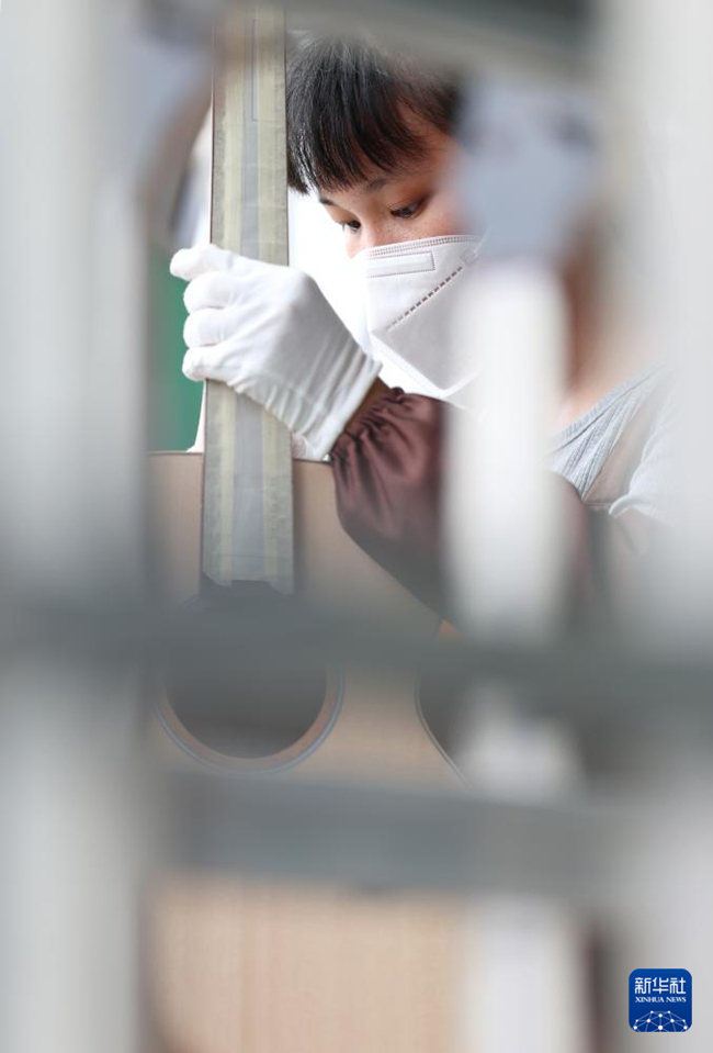 둥안현 기타 산업단지에서 직원이 작업하고 있다. [5월 11일 촬영/사진 출처: 신화사]