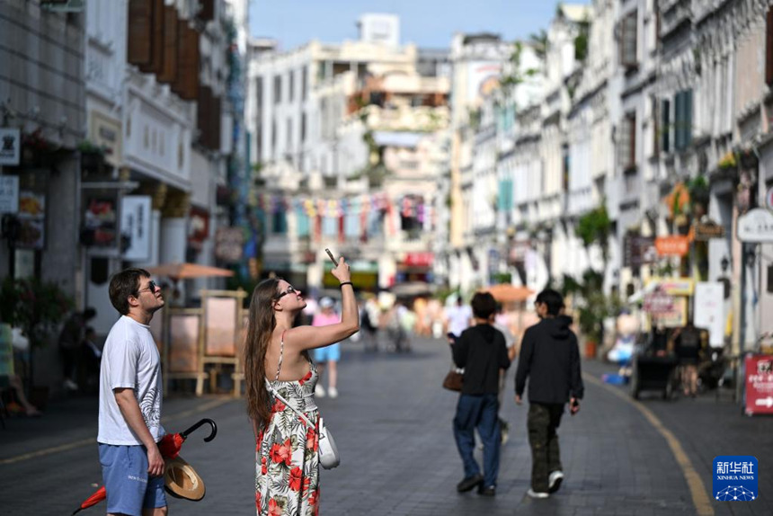하이커우 치러우 옛거리에서 외국인 관광객들이 유람하고 있다. [5월 9일 촬영/사진 출처: 신화사]