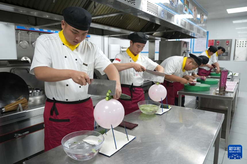 란톈 요리 학교 실습실에서 학생들이 칼질 연습을 하고 있다. [5월 19일 촬영/사진 출처: 신화사]