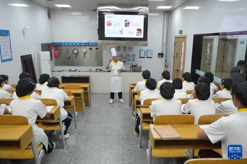 란톈 요리 학교 실습실에서 학생들이 향신료 관련 지식을 배우고 있다. [5월 19일 촬영/사진 출처: 신화사]